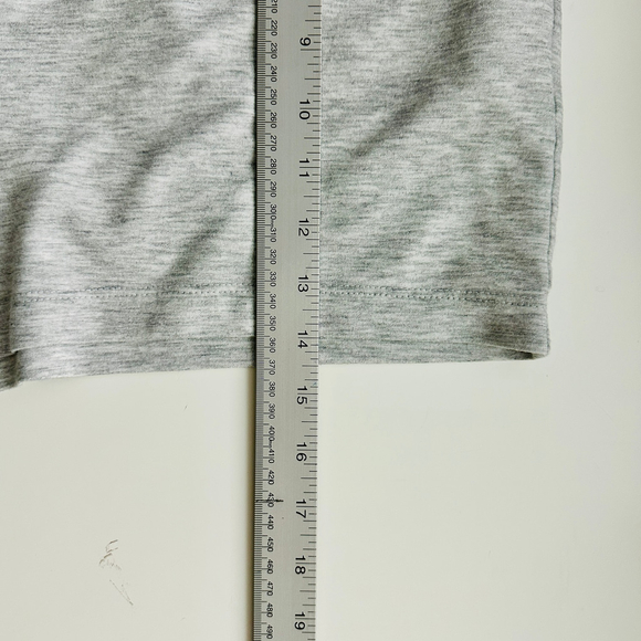 BANANA REPUBLIC Gray Athleisure Shorts, Size‎ Large - Picture 8 of 8